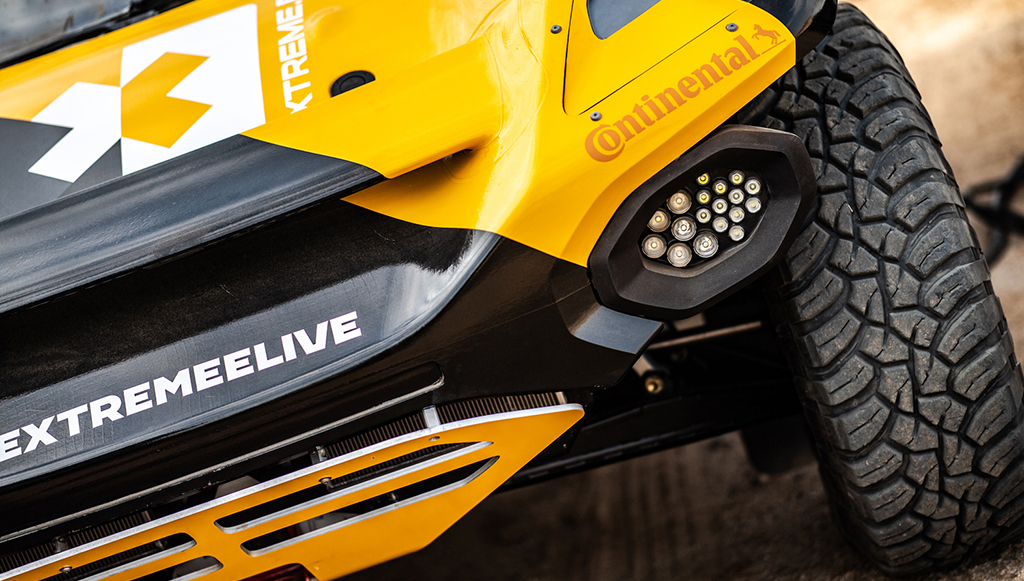 09 - Lewis-Hamilton-conduzido-por-pneus-Continental