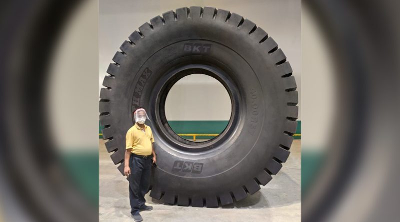 09 - BKT leva pneus gigantes à feira Bauma 1