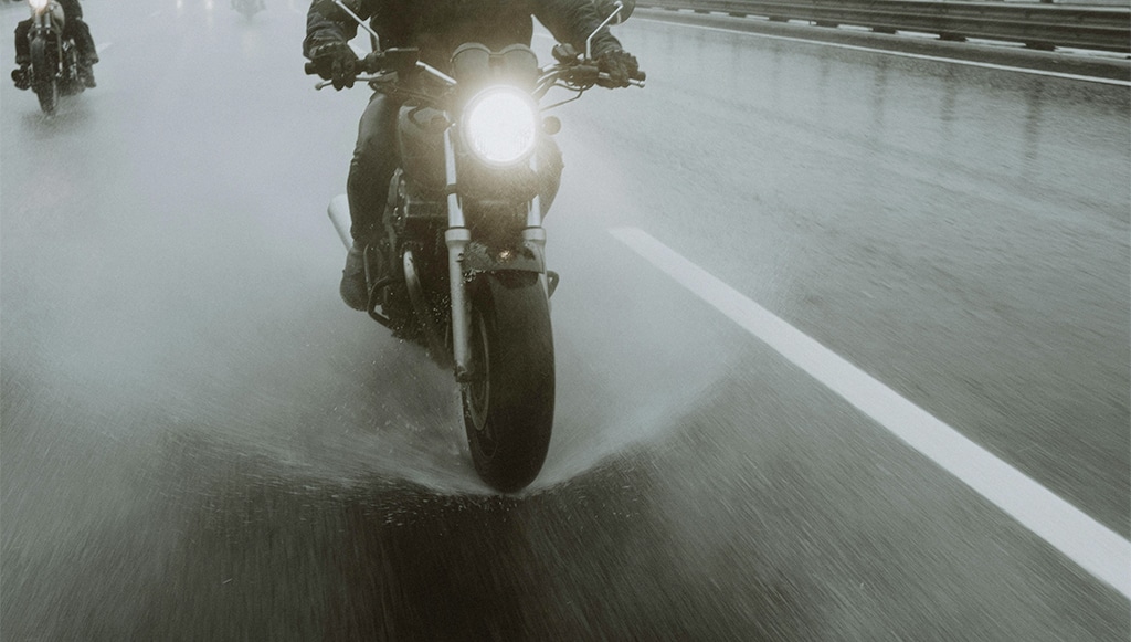 02 - Bridgestone alerta sobre cuidados com pneus de motos na chuva