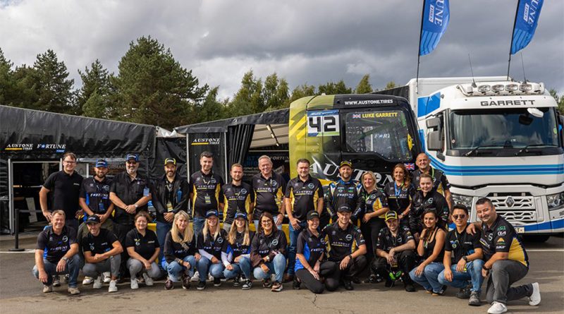 09 - Fortune e Austone Tires celebram vitoria do piloto Luke Garrett