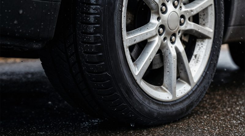 02 - Continental alerta para riscos da conducao em piso molhado